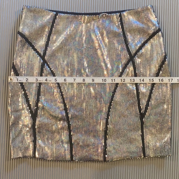 Silver Sequin Mini Skirt w/ Geometric Design NWT Size Medium - Picture 7 of 8